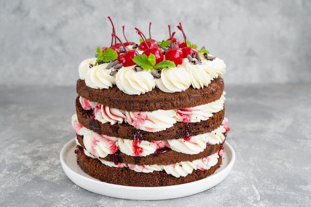 Tarta de la Selva Negra desnuda Tarta de Schwarzwald Tarta con crema batida de chocolate negro y cereza