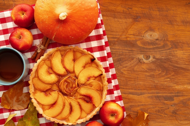 Tarta de tarta dulce tradicional casera de otoño sobre mesa de madera