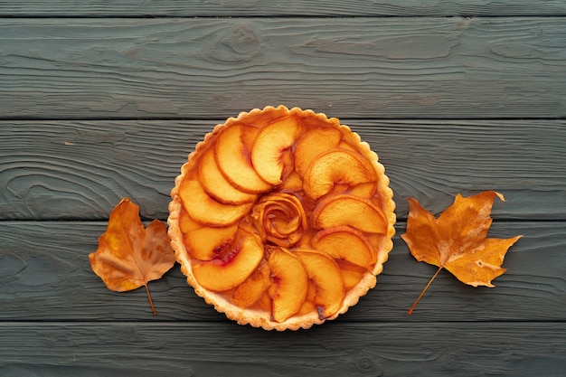 Tarta de tarta dulce tradicional casera de otoño sobre mesa de madera