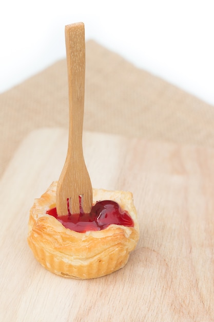 Foto tarta de tarta de fruta fresca con cereza