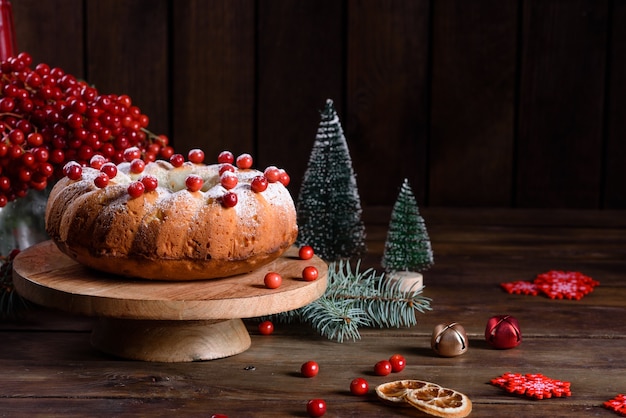 Tarta tradicional de arándanos navideños. Preparación de la mesa festiva para la celebración de la Navidad