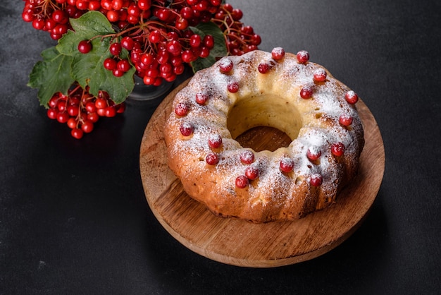 Tarta tradicional de arándanos navideños. Preparación de la mesa festiva para la celebración de la Navidad