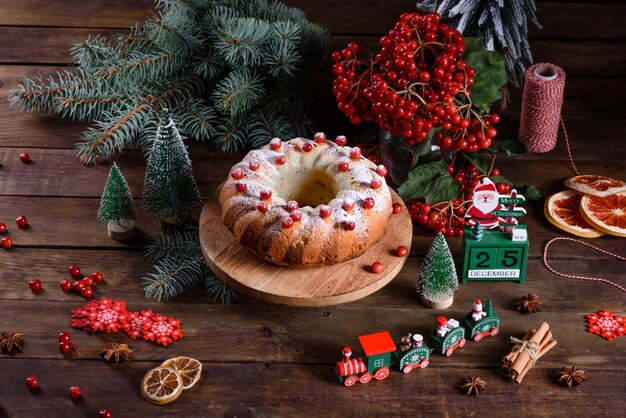 Tarta tradicional de arándanos navideños. Preparación de la mesa festiva para la celebración de la Navidad