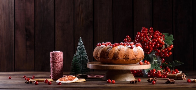 Tarta tradicional de arándanos navideños. Preparación de la mesa festiva para la celebración de la Navidad