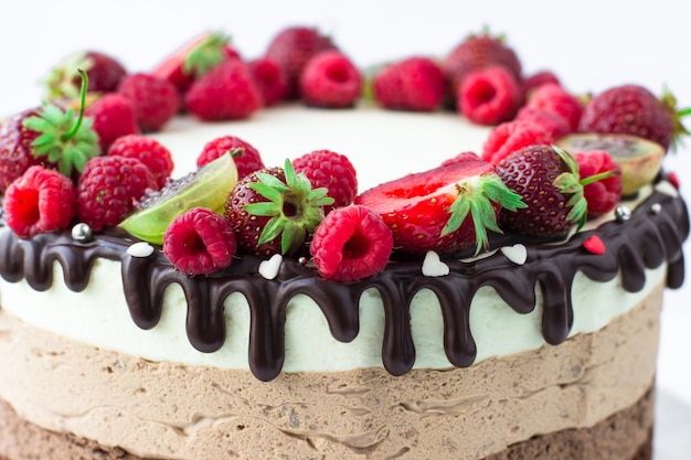 Tarta tres chocolates con fresas frambuesas y grosellas