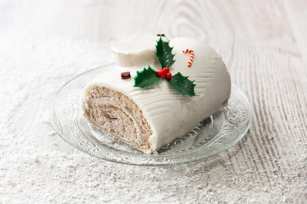 Tarta de troncos de Navidad de chocolate blanco con adorno