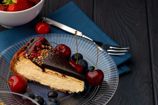 Tarta de vainilla con chocolate y bayas