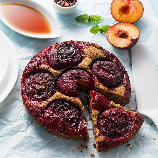 Tarta vegana con ciruelas frescas y sirope de arce sin gluten y paleo sin azúcar refinada