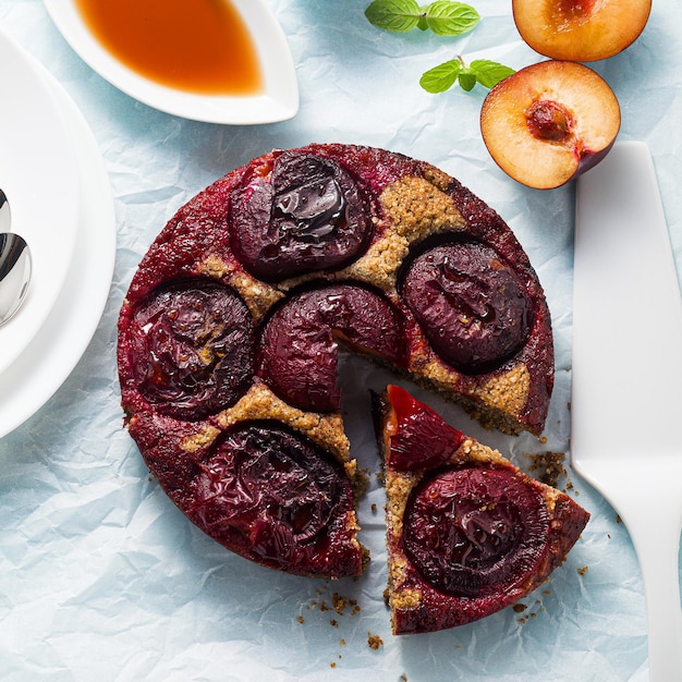 Tarta vegana con ciruelas frescas y sirope de arce sin gluten y paleo sin azúcar refinada