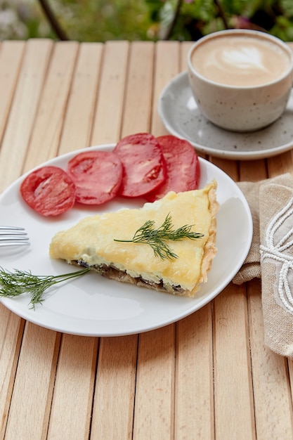 Tarta vegetariana natural rústica con champiñones y queso adyghe tomates y eneldo Almuerzo saludable Comida italiana
