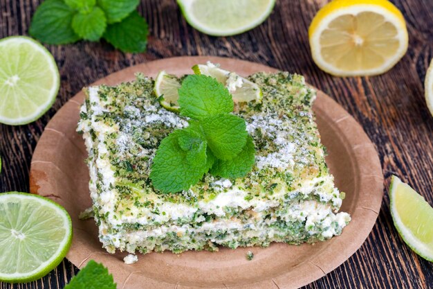 Tarta verde con nata y lima