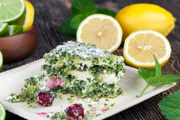 Tarta verde con nata y lima