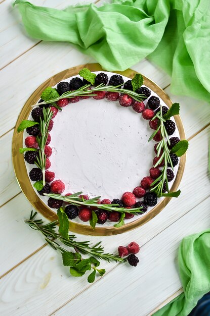 Foto tarta de yogur blanco fresco con frambuesas frescas y moras