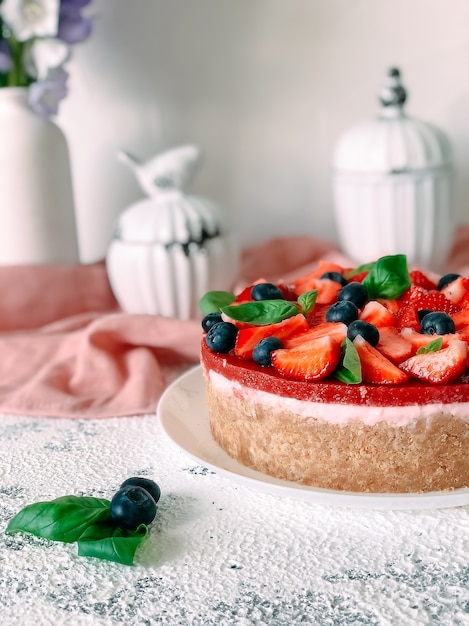 Foto tarta de yogur con fresas, arándanos y menta