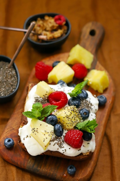 Tarta con yogur y frutas sobre una tabla de madera Postre de verano