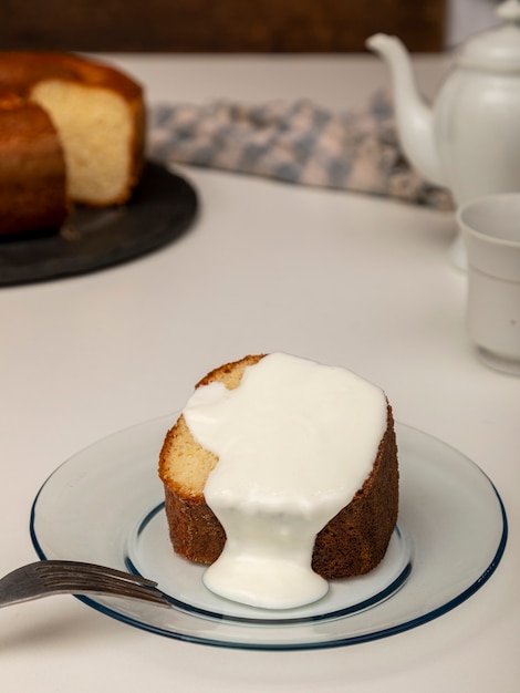 Tarta de yogur natural con canela.