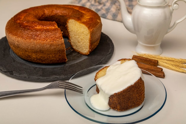 Tarta de yogur natural con canela.