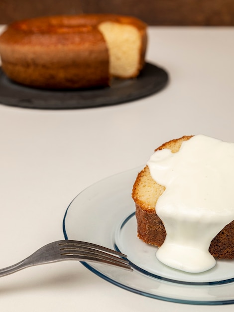 Foto tarta de yogur natural con canela.