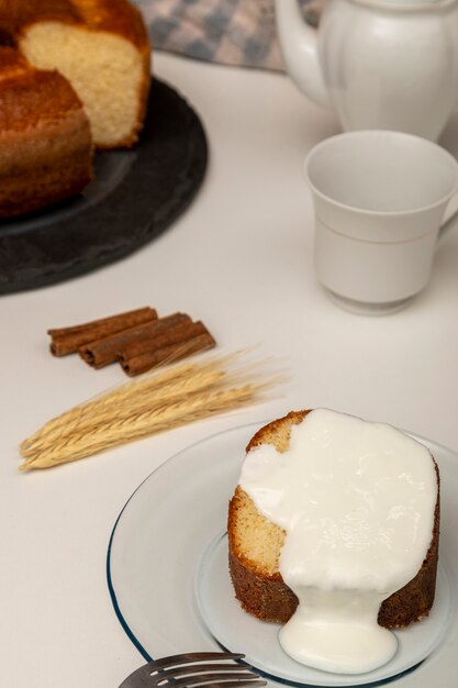 Tarta de yogur natural con canela.