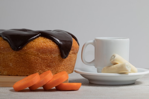 Tarta de zanahoria con chocolate y café.