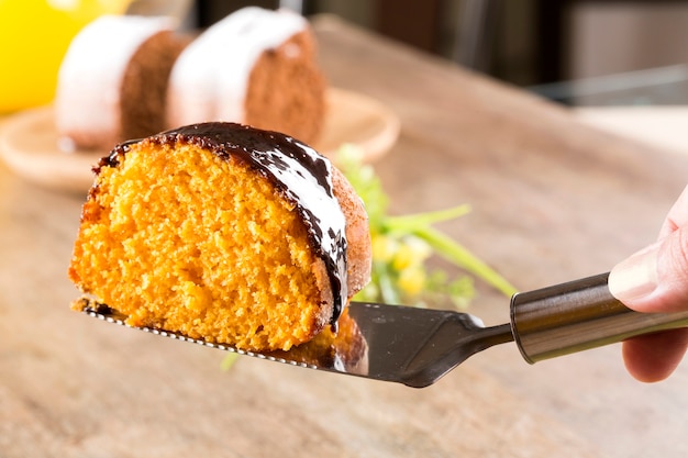 Tarta de zanahoria con chocolate y rebanada sobre la mesa.