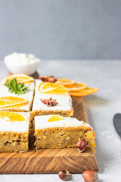 Tarta de zanahoria cruda con glaseado de queso crema, rodajas de naranja seca y especias (canela y anís).