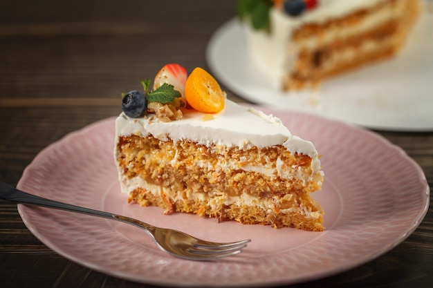 Tarta de zanahoria y naranja para diabéticos decorada con fruta fresca y menta