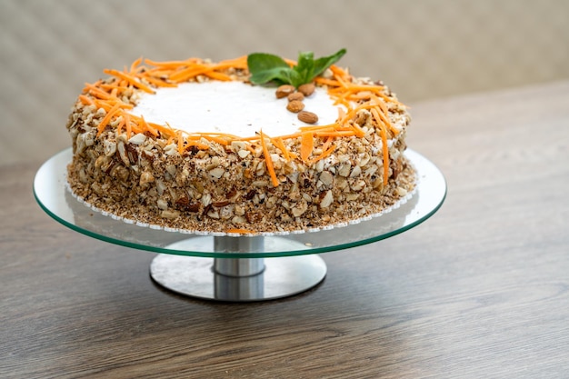 Tarta de zanahoria con nueces y nata