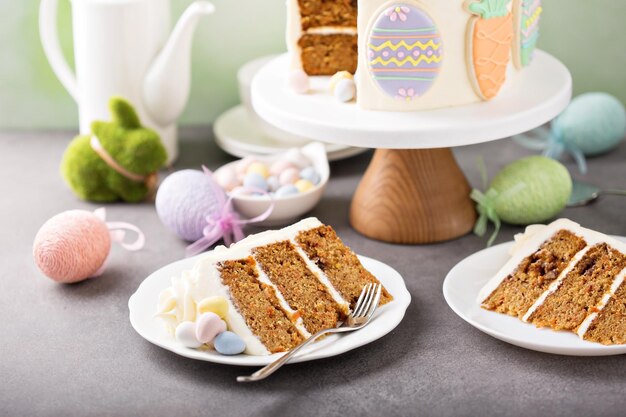 Foto tarta de zanahorias con glaseado para la pascua.