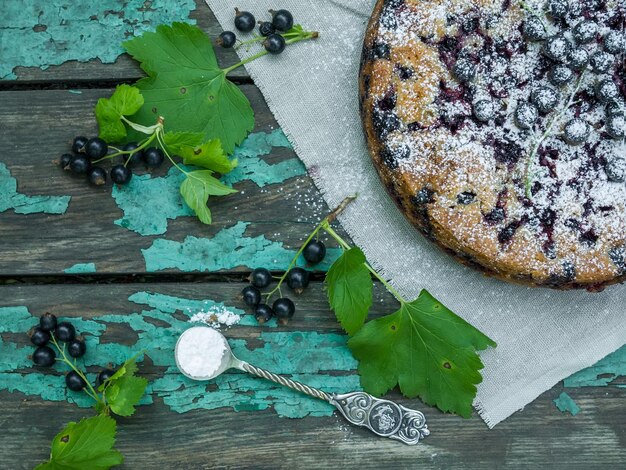 Tarta de zarzamora en el viejo escritorio de madera