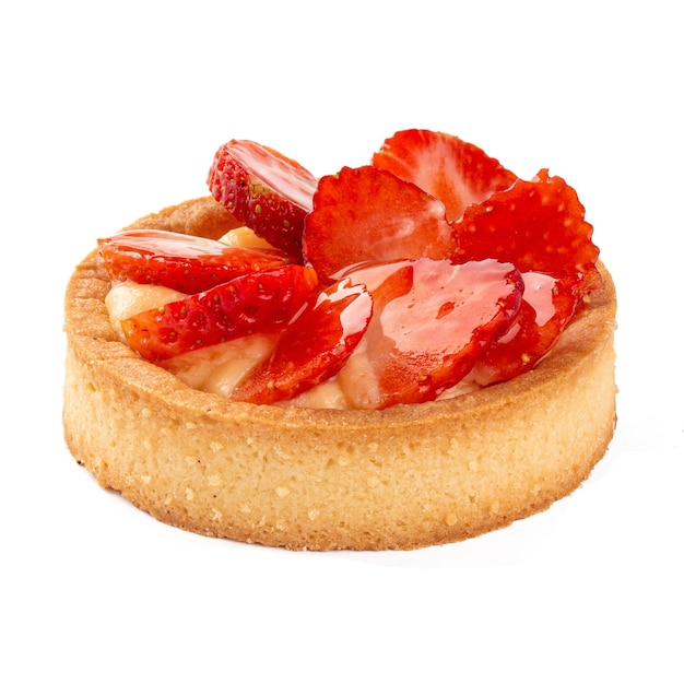 Tartaleta aislado con fresas y crema sobre la superficie blanca