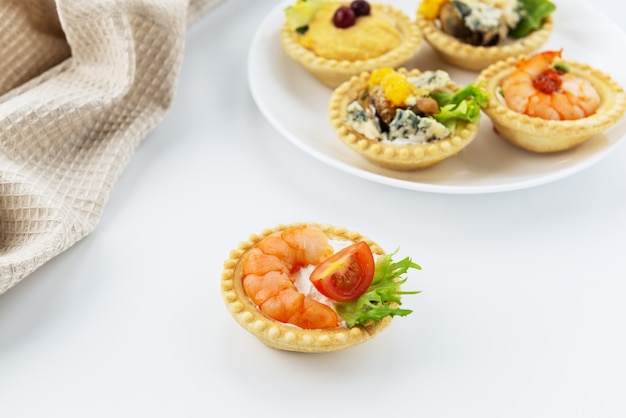 Tartaleta con camarones, tomate y queso. Conjunto de tartaletas