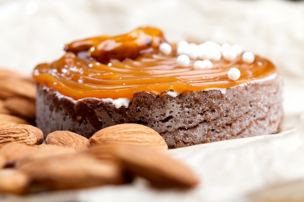 Tartaleta de caramelo con relleno de queso con leche y mucho caramelo salado con nueces, tartaletas de almendras con requesón o crema de mantequilla y caramelo