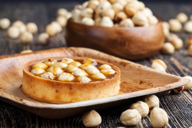 Tartaleta con caramelo salado y avellanas