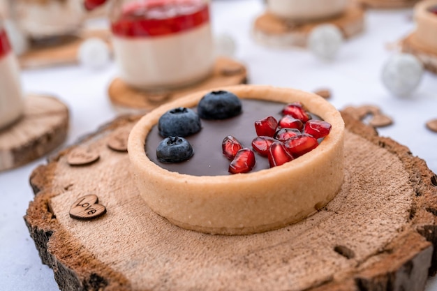 Tartaleta de chocolate con arándanos y granada