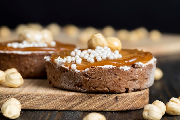 Tartaleta de chocolate con relleno de nata y caramelo salado con nueces