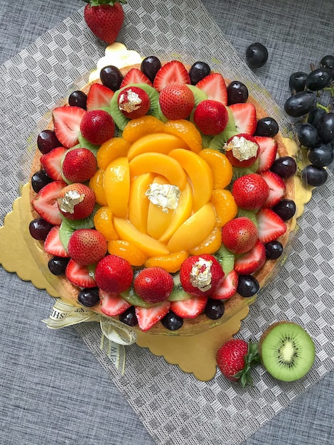 Foto tartaleta de frutas mixtas con crema pastelera