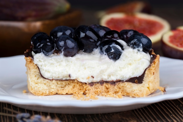 Tartaleta con nata y arándanos