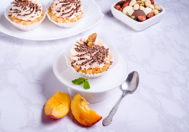 Tartaleta rellena de crema de frutas con chispas de chocolate en un plato