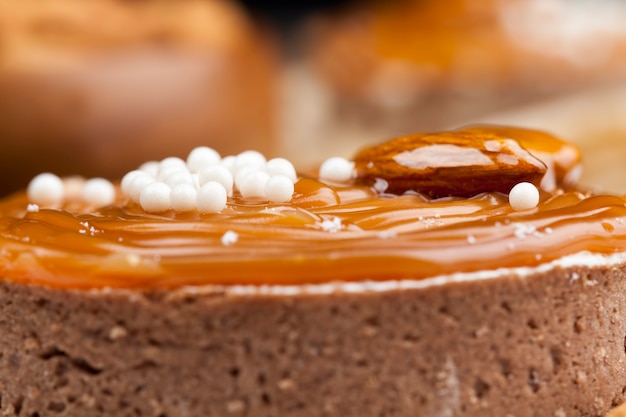 Tartaleta con relleno de queso con leche y mucho caramelo salado con nueces, tartaletas de almendras con requesón o crema de mantequilla y caramelo, deliciosos postres