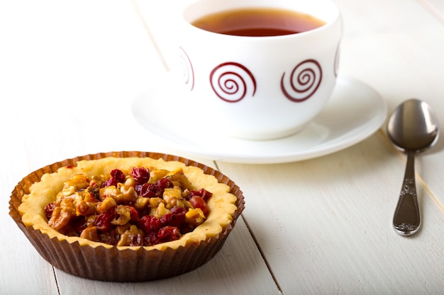 Tartaletas de bayas y taza de té