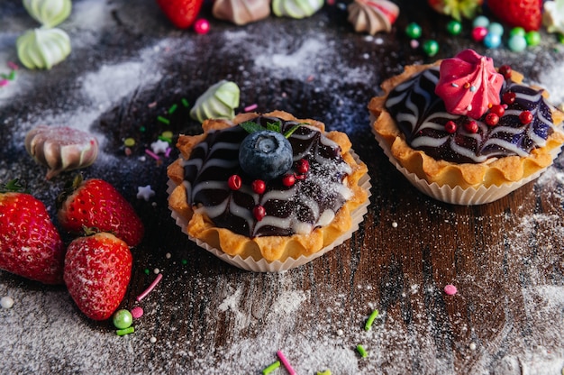 tartaletas de bizcocho con mousse y chocolate