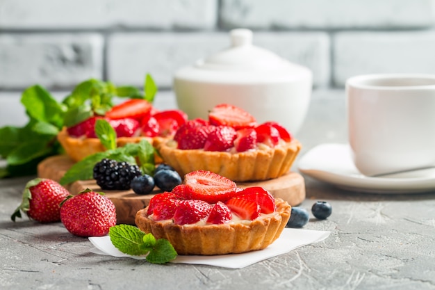 Tartaletas caseras frescas con fresas y fresas