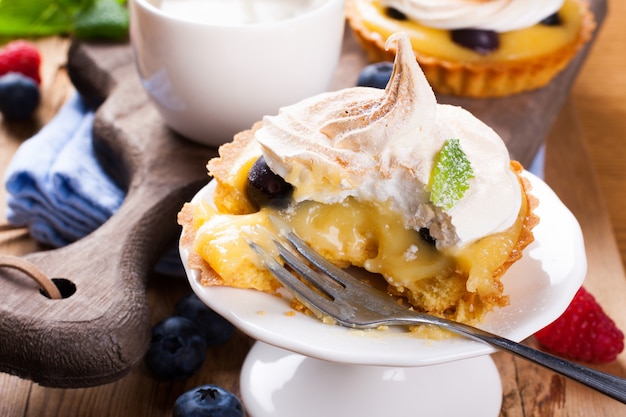 Tartaletas caseras con requesón de lima y merengue