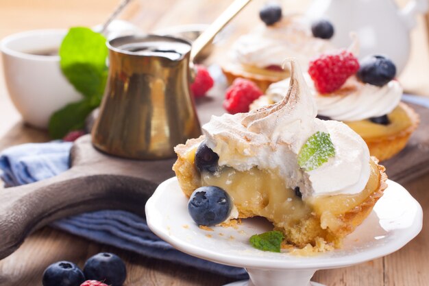 Tartaletas caseras con requesón de lima y merengue