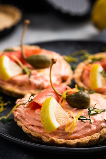 Tartaletas Caseras De Salmón Con Limón Y Alcaparras