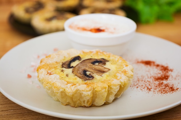 Tartaletas con champiñones en madera