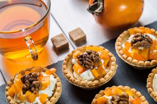 Tartaletas con crema de cuajada, caqui y té