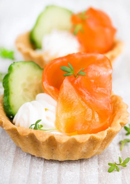 Tartaletas con crema de pimienta y pepino