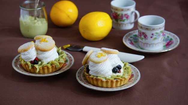 Tartaletas con crema, té matcha y claras de huevo batidas